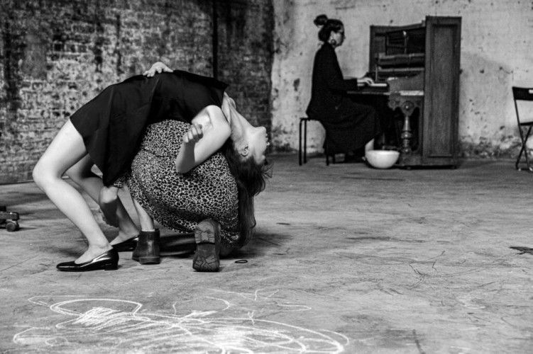 Florence Lam, Burçak Konukman, Petra Strahovnik, Beyond the civilized body - 9 -hours performance, Photographer Jürgen Fritz